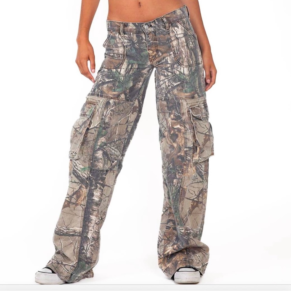 NEW✨With 🏷️ Revice LA Amelia Pant /classic camo cargo and parachute pant.